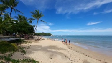 Praia Do Espelho plajı manzarası, Brezilya 'nın kuzeydoğusundaki ünlü bir turizm beldesi olan Caraiva. Porto Seguro - Bahia, Brezilya.