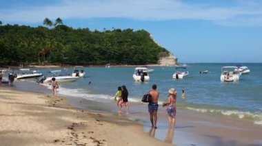 Porto Seguro, BA, Brezilya - 07 Ocak 2023: Praia do Espelho plajı manzarası, Brezilya 'nın kuzeydoğusundaki ünlü Caraiva turizm beldesi.