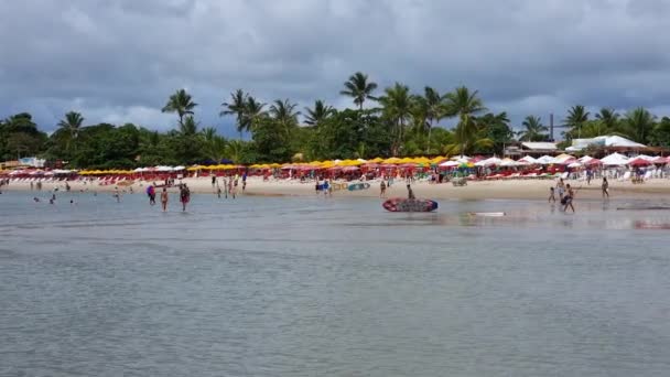 Santa Cruz Cabralia ブラジル 2023年1月8日 コロア ヴェルメルハ ビーチのビュー バイーア州の観光地 ブラジル発見当時の歴史的なビーチ — ストック動画