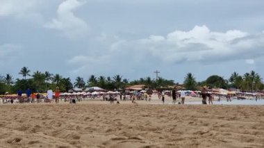 Santa Cruz Cabralia, BA, Brezilya - 08 Ocak 2023: Coroa Vermelha plajında zaman aşımı, Bahia eyaletinin turizm beldesi.