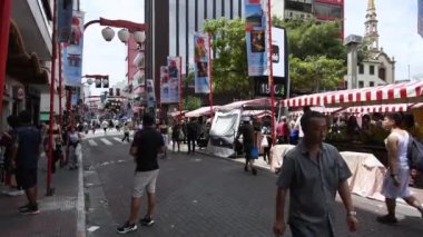 Sao Paulo, SP, Brezilya - 31 Aralık 2022: Japon temalı bir mahalle olan Liberdade 'deki insanlar. Sao Paulo 'nun turistik bir yeri..