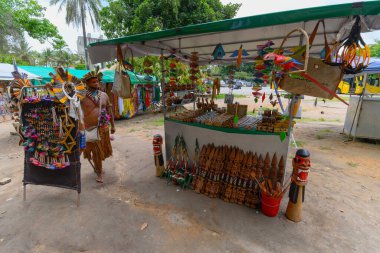 Porto Seguro, BA, Brezilya - 3 Ocak 2023: Porto Seguro Tarih Merkezi 'nde yerli halk tarafından turistler için yapılan el sanatları satan hediyelik eşya dükkanı.