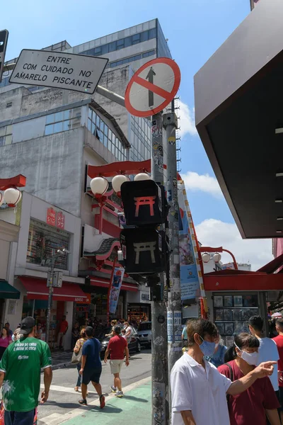 Stock image Sao Paulo, SP, Brazil - December 31, 2022: traffic light with torii-shaped light at Liberdade square, a Japanese-themed neighborhood. 