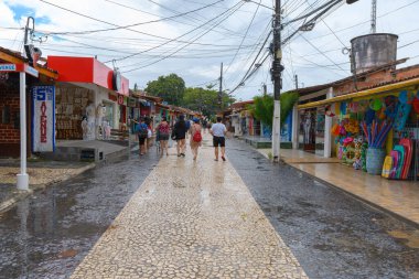 Porto Seguro, BA, Brezilya 'nın Arraial d' Ajuda ilçesi - 04 Ocak 2023: Şehir merkezinde turistler için yerel işletmeler. Cadde, Sao Pedro Caddesi 'ndeki Arraial d' Ajuda Broadway 'i olarak bilinir..