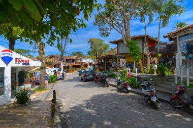 Arraial d 'Ajuda, Porto Seguro bölgesi, BA, Brezilya - 4 Ocak 2023: Mucuge Caddesi, Arraial d' Ajuda 'nın ünlü caddesi..