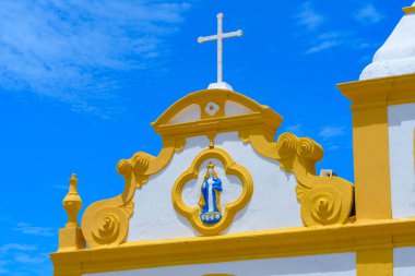 Arraial d 'Ajuda, Porto Seguro bölgesi, BA, Brezilya - 4 Ocak 2023: Arraial d' Ajuda Arraial d 'Ajuda Tarihi Merkezi' ndeki Nossa Senhora d 'Ajuda ana kilisesinin detayları.