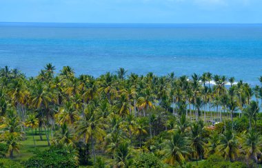 Arraial d 'Ajuda' dan manzara, güzel bir plaj arka planı. Porto Seguro 'nun İstikameti - Bahia, Brezilya.