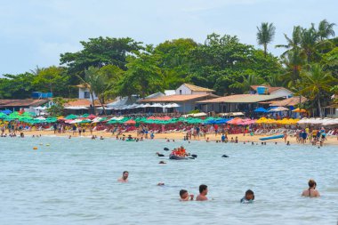 Santa Cruz Cabralia, BA, Brezilya - 05 Ocak 2023: Bahia eyaletinin bir turizm beldesi olan Coroa Vermelha plajının manzarası. Brezilya 'nın keşfedildiği zamandan kalma tarihi plaj.