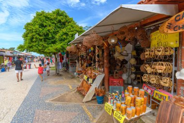 Santa Cruz Cabralia, BA, Brezilya - 5 Ocak 2023: Feirinha de Coroa Vermelha, yerel halk ve Pataxos yerlilerinin turistler için yaptığı el sanatları satan açık hava fuarı..