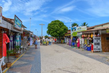 Santa Cruz Cabralia, BA, Brezilya - 5 Ocak 2023: Feirinha de Coroa Vermelha, yerel halk ve Pataxos yerlilerinin turistler için yaptığı el sanatları satan açık hava fuarı..