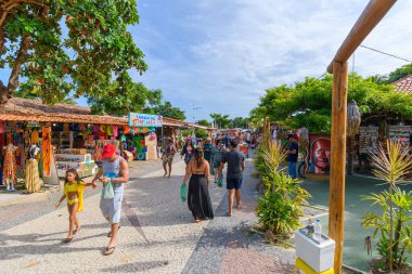 Santa Cruz Cabralia, BA, Brezilya - 5 Ocak 2023: Feirinha de Coroa Vermelha, yerel halk ve Pataxos yerlilerinin turistler için yaptığı el sanatları satan açık hava fuarı..