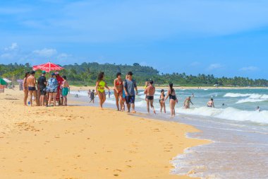 Trancoso, Porto Seguro bölgesi, BA, Brezilya - 06 Ocak 2023: Nativos Plajı 'ndaki insanlar sahilde günün tadını çıkarıyorlar.