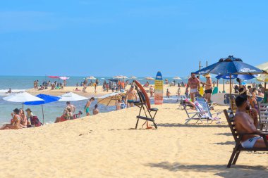 Trancoso, Porto Seguro bölgesi, BA, Brezilya - 06 Ocak 2023: Nativos Plajı 'ndaki insanlar sahilde günün tadını çıkarıyorlar.