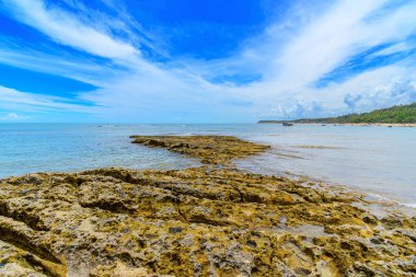 Espelho Sahili 'nin kayalık kayalıklarının manzarası Porto Seguro, Bahia Eyaleti, Brezilya' nın güzel bir manzarası..