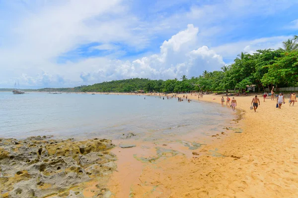 Porto Seguro, BA, Brezilya - 07 Ocak 2023: Bahia eyaletinin güzel bir turistik plajı olan Espelho Plajı.