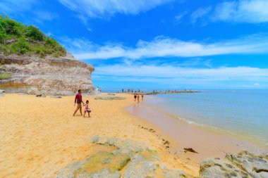 Porto Seguro, BA, Brezilya - 07 Ocak 2023: Bahia eyaletinin güzel bir turistik plajı olan Espelho Plajı.