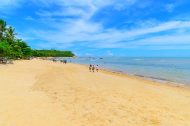 Porto Seguro, Bahia Eyaleti, Brezilya 'nın ünlü bir turizm beldesi olan Espelho Plajı manzarası.