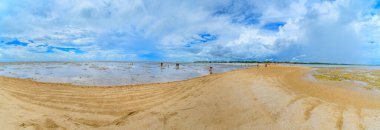 Coroa Vermelha Sahili 'nin yanındaki kum yolunun panoramik manzarası, Santa Cruz Cabralia şehrindeki Bahia eyaletinin turizm beldesi.. 