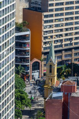 Sao Paulo, SP, Brezilya - Haziran 07, 2023: Largo do Paissandu bölgesi çevresindeki binalar. Rock ve Nossa Senhora do Rosario dos Homens Pretos Kilisesi 'nin bir kısmına bakın..