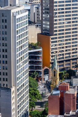 Sao Paulo, SP, Brezilya - Haziran 07, 2023: Largo do Paissandu bölgesi çevresindeki binalar. Rock ve Nossa Senhora do Rosario dos Homens Pretos Kilisesi 'nin bir kısmına bakın..