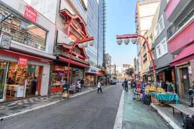 Sao Paulo, SP, Brezilya - 8 Haziran 2023: Galvao Bueno Caddesi 'ndeki Liberdade Mahallesi' nin ana doğu temalı caddesinin manzarası. Liberdade 'nin turizm beldesi.