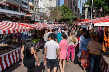 Sao Paulo, SP, Brezilya - 8 Haziran 2023: Sao Paulo 'nun Japon temalı turizm merkezi Liberdade Meydanı' ndaki insanlar.