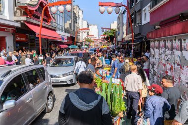 Sao Paulo, SP, Brezilya - 8 Haziran 2023: Sao Paulo 'nun Japon temalı turizm merkezi Liberdade Mahallesi' ndeki insanlar.