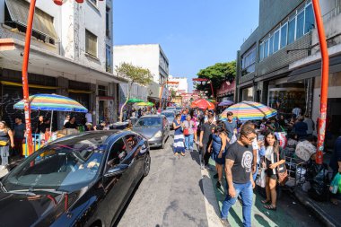 Sao Paulo, SP, Brezilya - 8 Haziran 2023: Sao Paulo 'nun Japon temalı turizm merkezi Liberdade Mahallesi' ndeki insanlar.