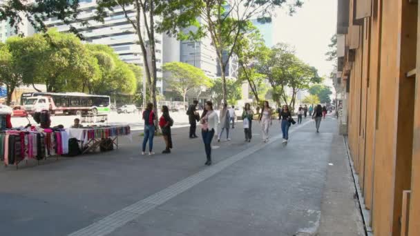 サンパウロ ブラジル 2023年6月7日 ポリスタ通り沿いの歩道を歩いている人々 — ストック動画
