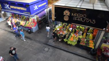 Sao Paulo, SP, Brezilya - 10 Haziran 2023: Sao Paulo Belediye Marketi 'nin taze meyve satıcıları, SP' nin gastronomik hedefi.