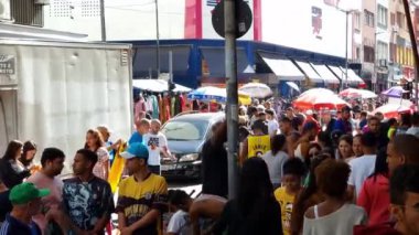 Sao Paulo, SP, Brezilya - 10 Haziran 2023: Sao Paulo şehir merkezindeki 25 Mart caddesinde, perakende ve toptan satış merkezinde yürüyen insanlar.