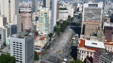 Sao Paulo, SP, Brezilya - 07 Haziran 2023: Sao Paulo şehrinin tarihi merkezinde, Anhangabau Vadisi bölgesinde hava zaman aşımı.