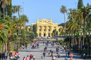 Sao Paulo, SP, Brezilya - Haziran 09, 2023: Independence Park 'taki Ipiranga müzesinin uzak görüşü. Sao Paulo şehrinin tarihi ve turizm beldesi.