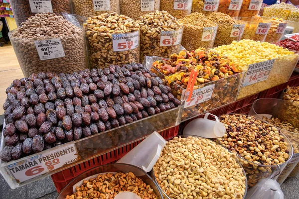 Sao Paulo, SP, Brezilya - 10 Haziran 2023: kestaneler, tarihler, bademler, cevizler, susuz parmesan ve Sao Paulo belediye pazarında satılık diğer tahıllar.