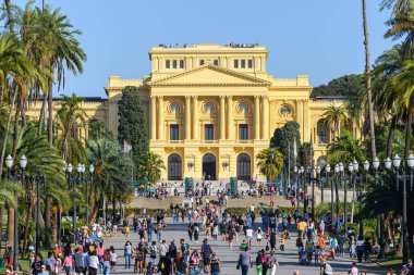 Sao Paulo, SP, Brezilya - Haziran 09, 2023: Independence Park 'taki Ipiranga müzesinin uzak görüşü. Sao Paulo şehrinin tarihi ve turizm beldesi.