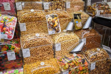 Sao Paulo, SP, Brezilya - 10 Haziran 2023: Sao Paulo Belediye Pazarı 'nda kestane, tatlı ve diğer tahıl ve tahıl çeşitleri.