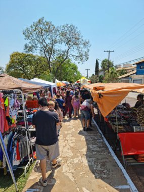 Campo Grande, MS, Brezilya - 18 Eylül 2022: Bosque da Paz Meydanı 'ndaki kültür fuarındaki insanlar. Fuarda el işi, yiyecek ve yerel ürünler satan dükkanlar..