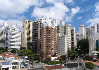 Sao Paulo şehrinin şehir manzarası. Gün boyunca birçok bina var. Aclimacao mahallesinin yerleşim binaları.