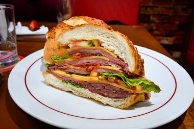 Sao Paulo 'lu Mercadao' dan havadella sandviçi. Sao Paulo şehrinde gastronomik turistik ilgi.