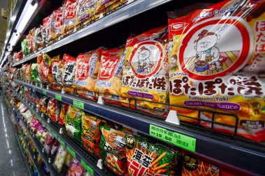 Sao Paulo, SP, Brezilya - 07 Nisan 2024: Liberdade 'de ithal doğu ürünleri satan mağaza, Japon temalı mahalle.