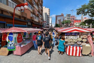 Sao Paulo, SP, Brezilya - 07 Nisan 2024: Liberdade Meydanı 'nda hediyelik eşya satan çadırlarla açık hava fuarı. 