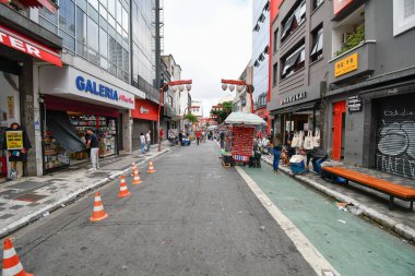 Sao Paulo, SP, Brezilya - 7 Nisan 2024: Liberdade manzarası, etrafında ticaret ve gastronomi ile Japon temalı bir mahalle. Sao Paulo 'nun turizm beldesi.