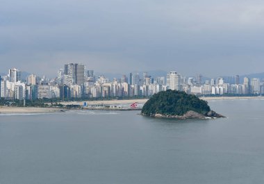 Santos şehrinin manzarası Urubuquecaba Adası, dalgakıran, plaj ve arka plan manzaralı. Sao Paulo, SP, Brezilya kıyıları.