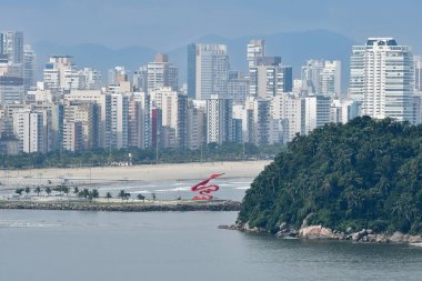 Santos şehrinin manzarası Urubuquecaba Adası, dalgakıran, plaj ve arka plan manzaralı. Sao Paulo, SP, Brezilya kıyıları.