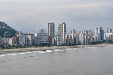 Sao Vicente sınırındaki Santos şehrinin manzarası. Itarare 'deki Büyücü Taşı Sao Vicente plajı ve Santos' taki Jose Menino plajı..