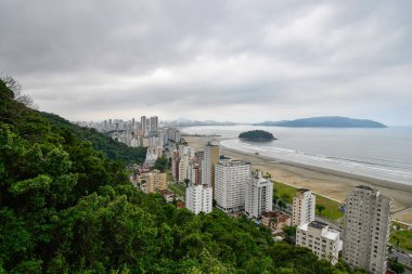 Sao Vicente 'deki Morro do Voturua tepesinden manzara manzarası Itarare sahili manzaralı Santos, SP, Brezilya.
