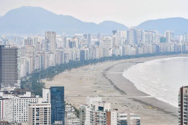 Santos sahillerinin ve kanalların manzara manzarası var. Ayrıca sahil çevresindeki şehir binalarına da bakın. SP, Brezilya.