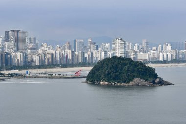 Santos şehrinin manzarası Urubuquecaba Adası, dalgakıran, plaj ve arka plan manzaralı. Sao Paulo, SP, Brezilya kıyıları.