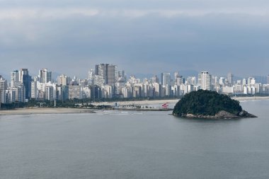 Santos şehrinin manzarası Urubuquecaba Adası, dalgakıran, plaj ve arka plan manzaralı. Sao Paulo, SP, Brezilya kıyıları.