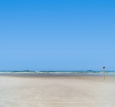 Enseada Sahili manzarası, kumsal manzaralı güzel bir sahil ve mavi gökyüzünde deniz. Guaruja - SP, Brezilya.